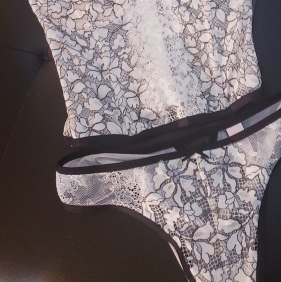 NWT WHITE VICTORIAN LACE BRA AND PANTIE SET - Picture 2 of 6